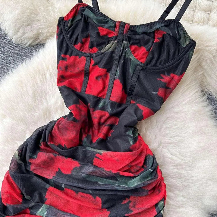 Levoire | Modèle de jupe étroite avec bretelles et ceinture à la taille
