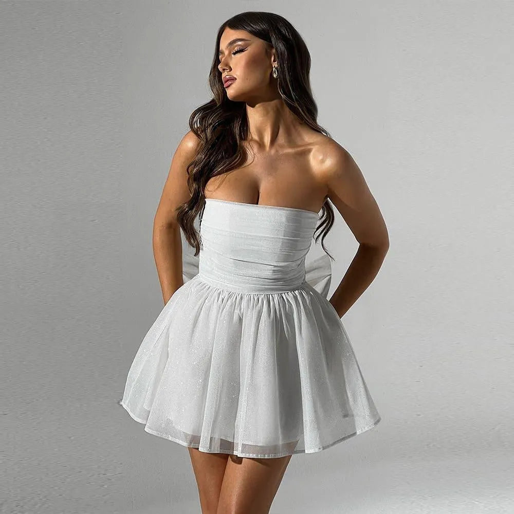 Levoire | Robe avec un haut ajusté et une jupe courte, avec un nœud à l'arrière Argent