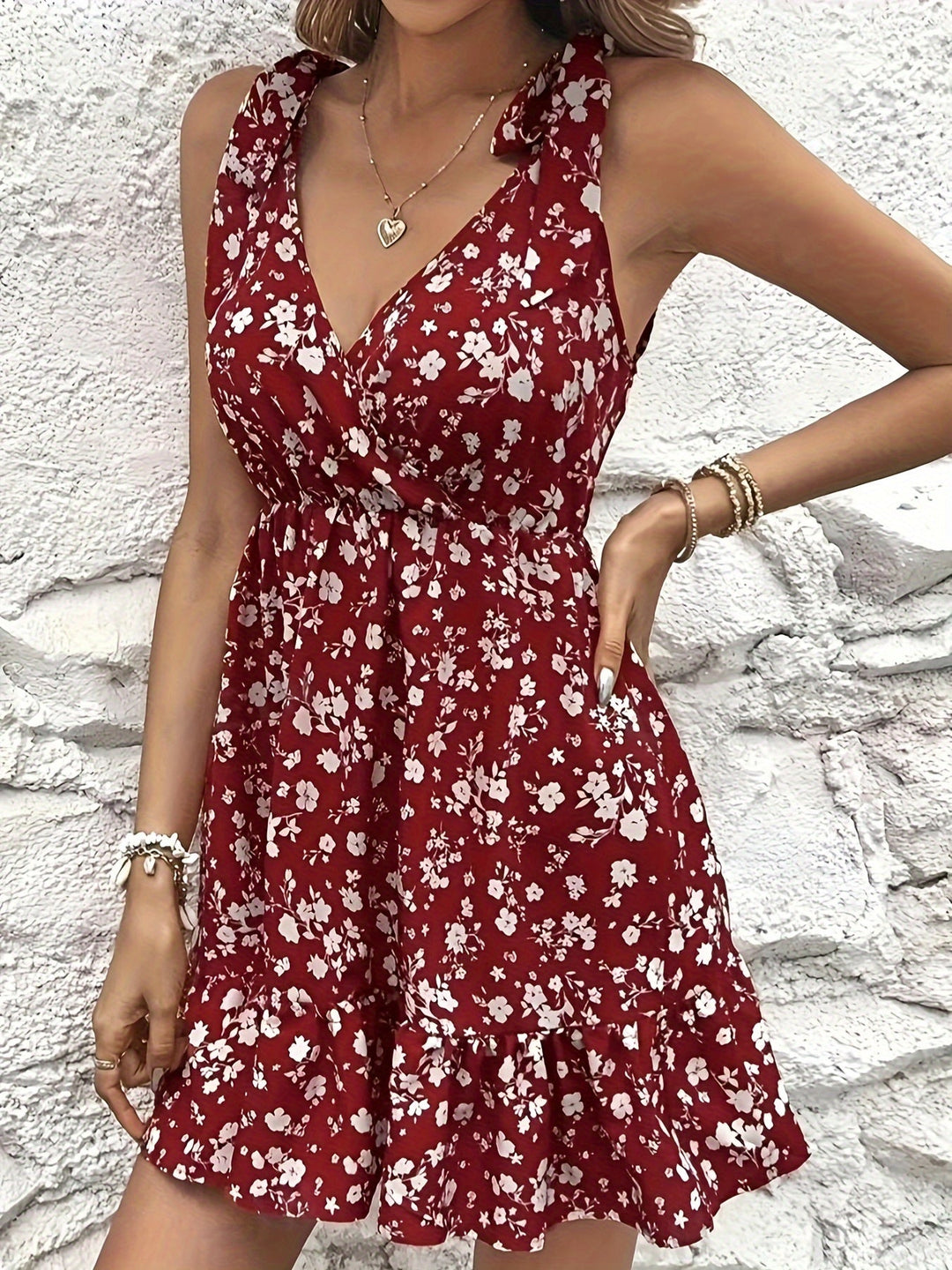Levoire | Robe rouge à fleurs avec décolleté en V