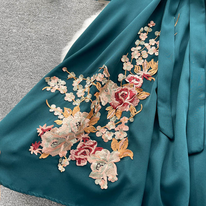 Levoire | Élégante robe brodée à col en V avec ceinture en taille