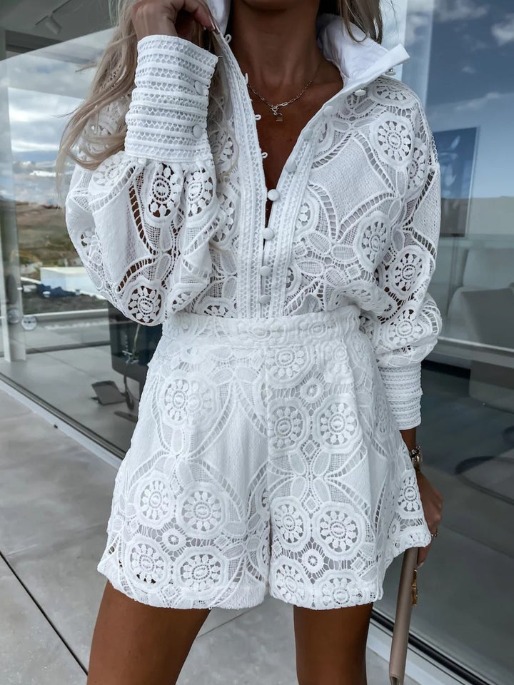 Levoire | Détail De Bouton En Dentelle Haut À Manches Longues Et Ensemble De Shorts Blanc