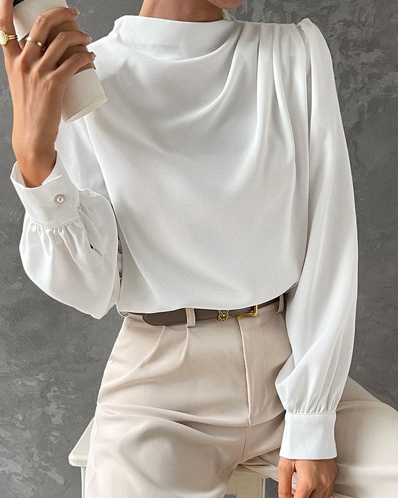 Levoire | Une Blouse Unie Avec Un Col Froncé Et Un Col Montant