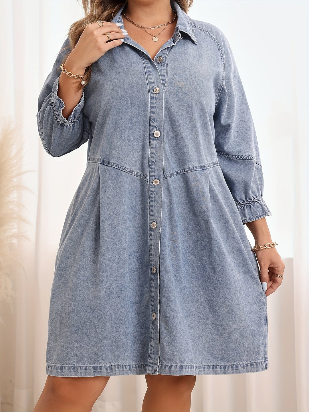 Levoire | Robe En Denim Bleu Clair Lavé Unie Avec Boutons Et Volants Sur Les Manches