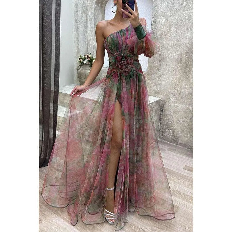 Levoire | Robe de soirée longue avec un modèle dénudé sur les épaules et une fente. Rot