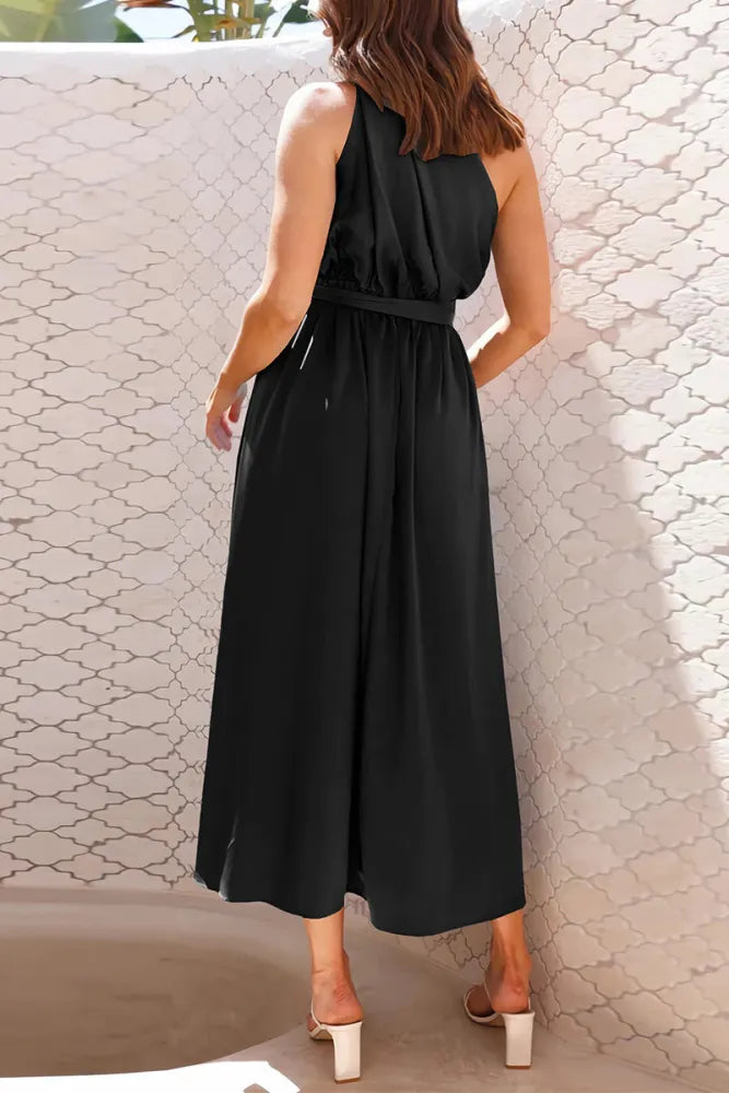 Levoire | Robes de soirée élégantes avec encolure inclinée et ornements d'accessoires métalliques solides