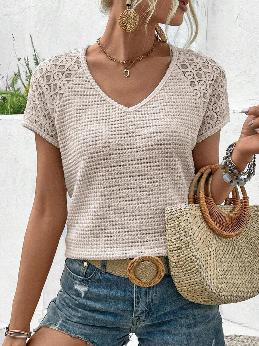 Levoire | T-Shirt Élégant À Col En V Pour Un Look Sophistiqué