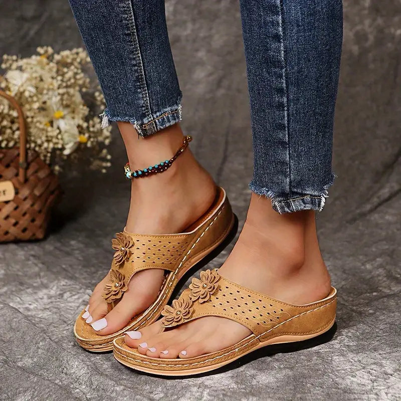 Levoire | Sandale Confortable Avec Talon Rehaussé Et Détail Floral Pour Femmes Marron clair
