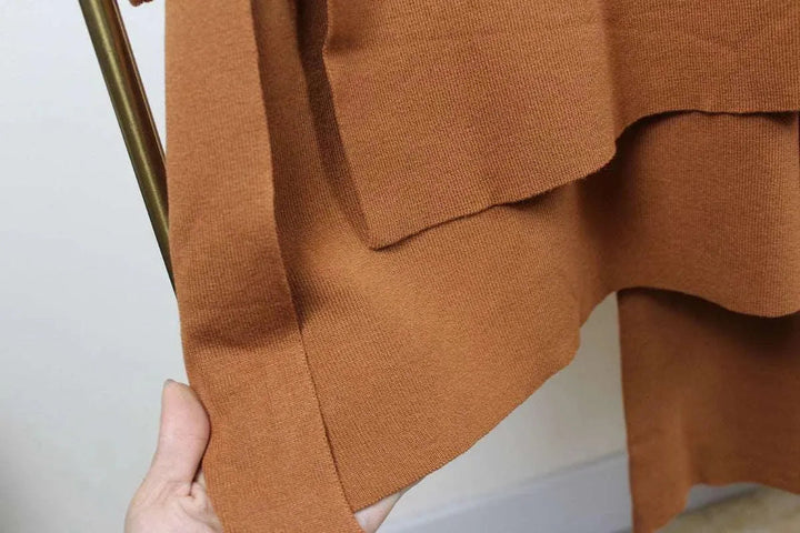 Levoire | Dans la robe pour femmes à taille haute et à deux pièces, il y a un tricot en soie, une fente et un col rond.