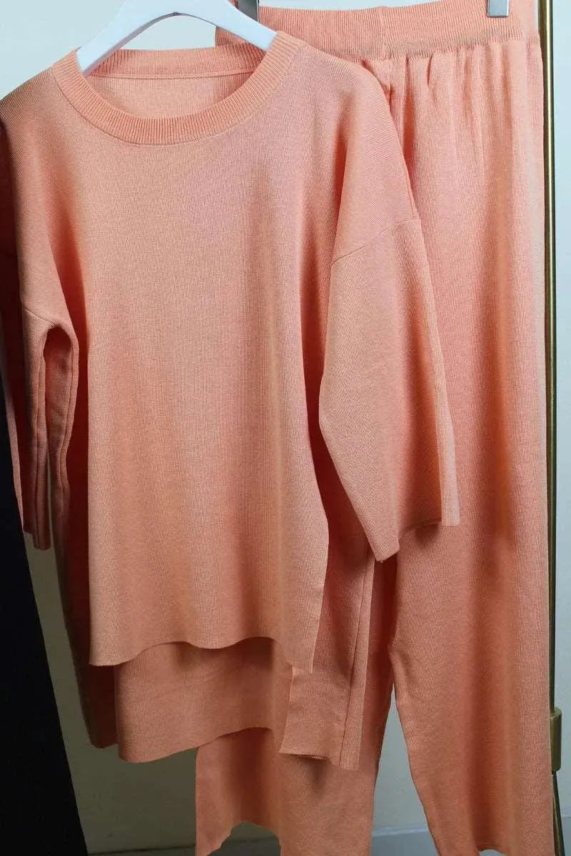 Levoire | Dans la robe pour femmes à taille haute et à deux pièces, il y a un tricot en soie, une fente et un col rond. Orange Taille moyenne