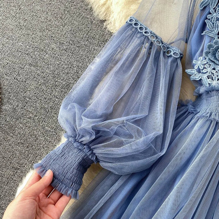 Levoire | Robe femme avec un design en mesh tempétueux avec des fleurs