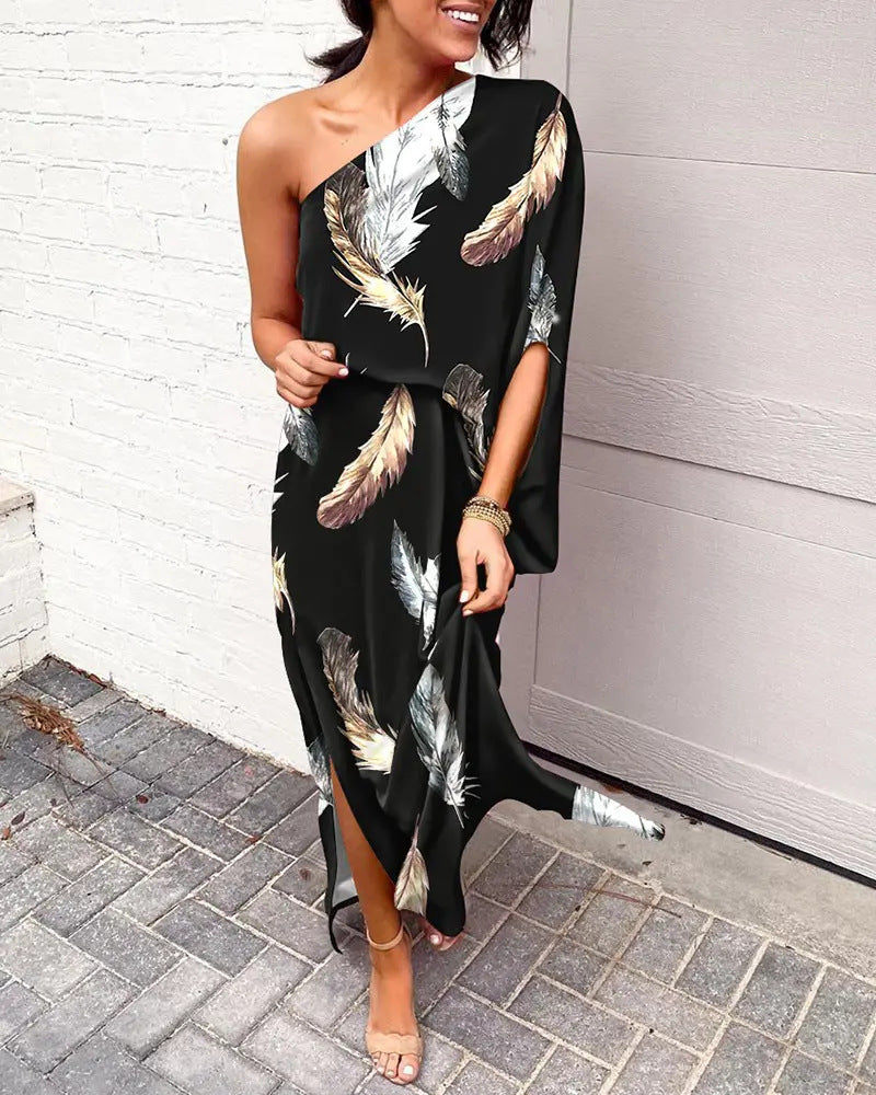 Levoire | Robe À Coupe Inclinée Avec Épaules Sexy Plumes de fond noir