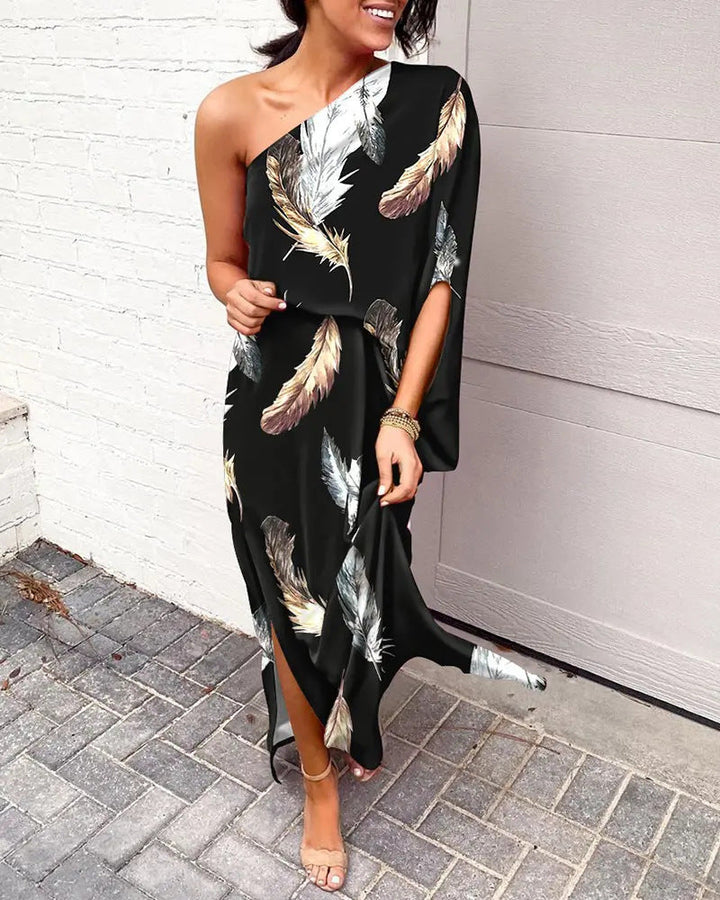 Levoire | Robe À Coupe Inclinée Avec Épaules Sexy Plumes de fond noir