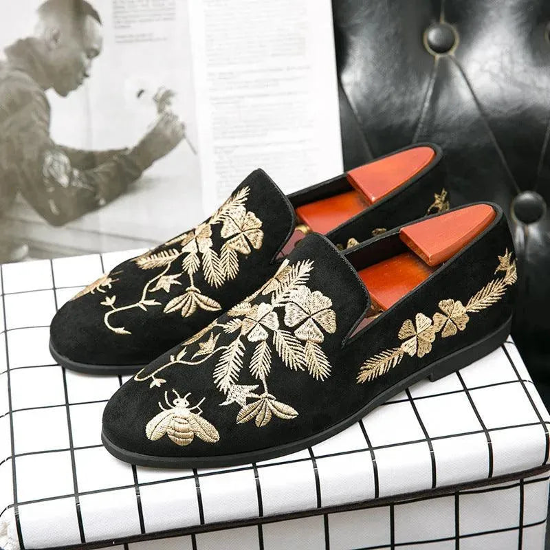 Levoire | Élégant mocassins en daim pour hommes en velours, avec broderies dorées