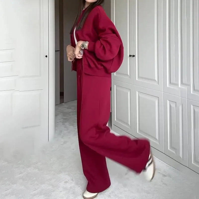 Levoire | Complété avec un pantalon décontracté et un pull zippé uni