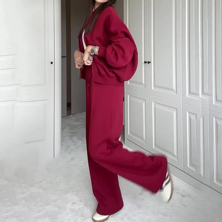 Levoire | Complété avec un pantalon décontracté et un pull zippé uni