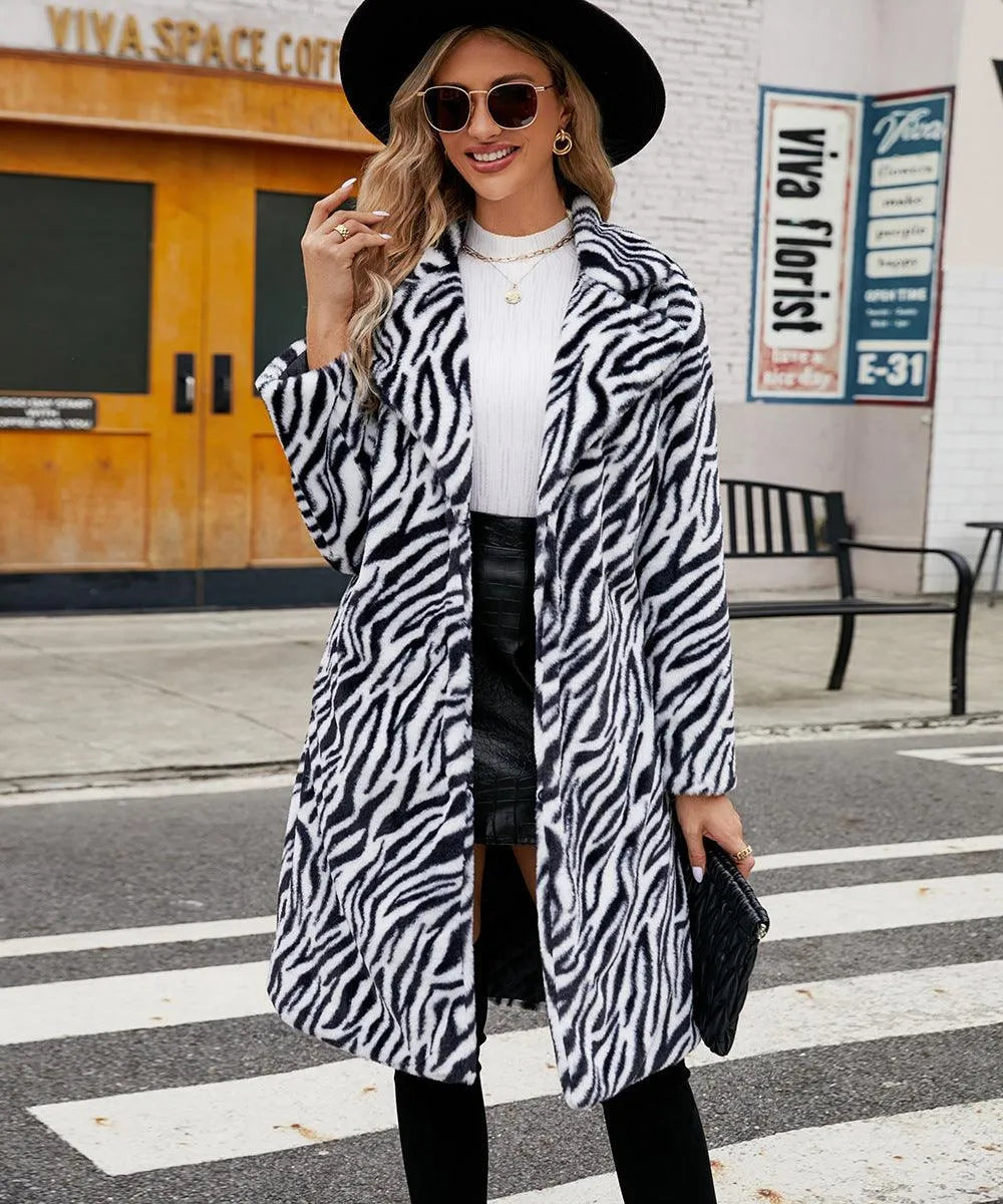 Levoire | Veste en peluche plus longue à motif zèbre Zèbre à rayures blanches et noires