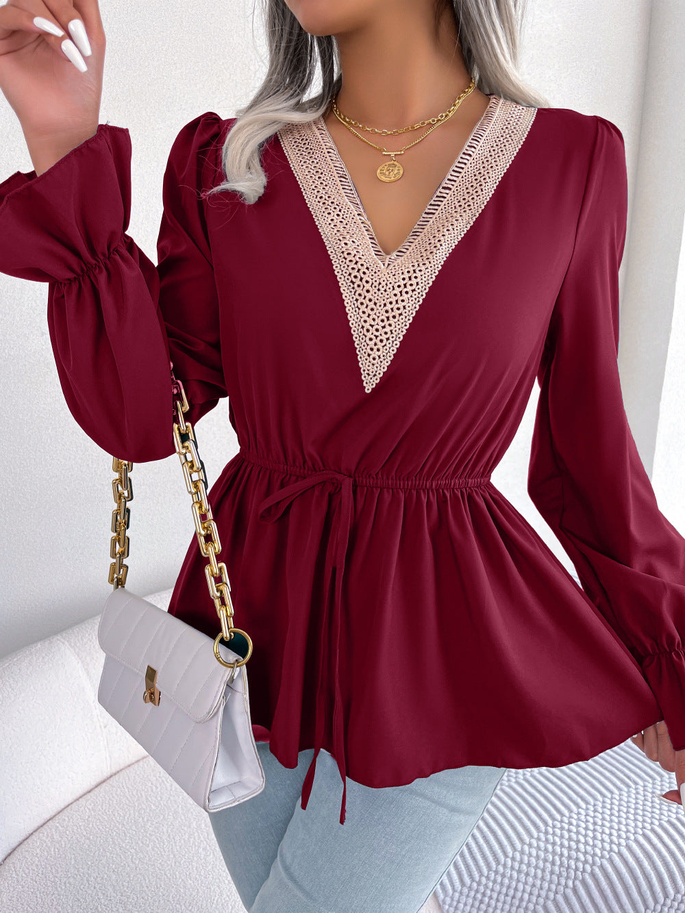 Levoire | Robe en mousseline de soie à col V avec ceinture BORDEAUX