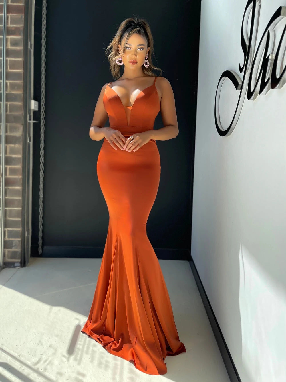 Levoire | modèle de robe de soirée longue ajustée avec un dos décolleté et une large jupe ORANGE