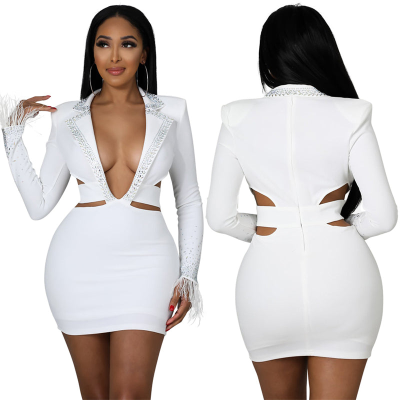 Levoire | Robe à col en V profonde avec des bretelles longues, ornée de strass et de plumes BLANC