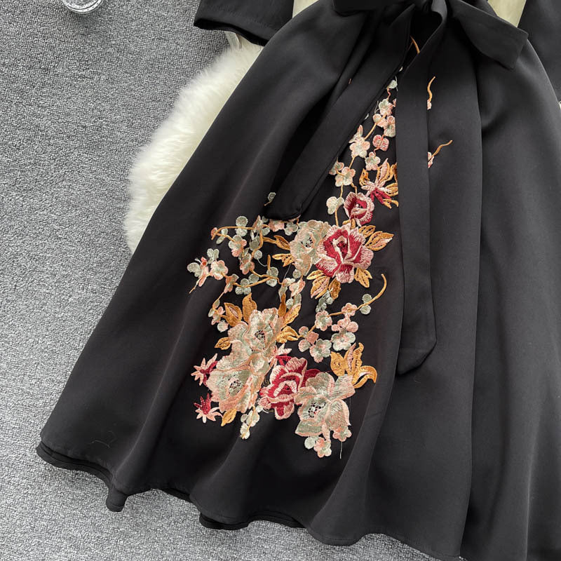 Levoire | Élégante robe brodée à col en V avec ceinture en taille