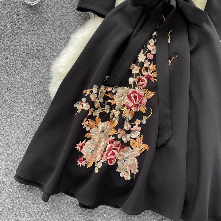 Levoire | Élégante robe brodée à col en V avec ceinture en taille
