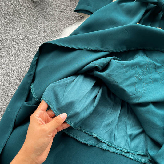 Levoire | Élégante robe brodée à col en V avec ceinture en taille