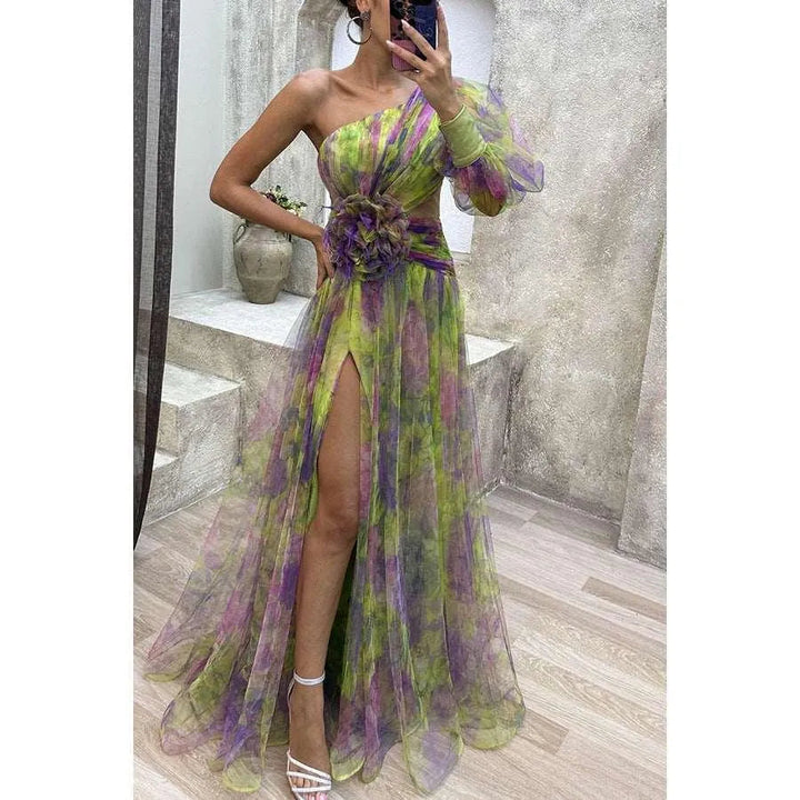 Levoire | Robe de soirée longue avec un modèle dénudé sur les épaules et une fente. Vert