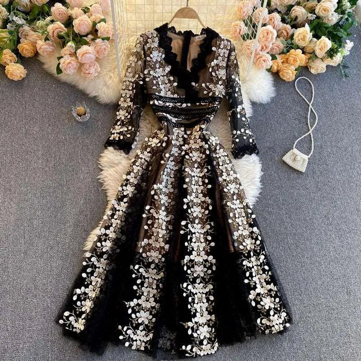 Levoire | Robe pour femmes avec des fleurs Noir