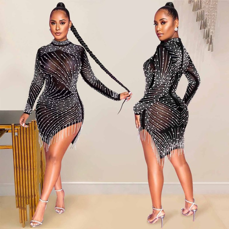 Levoire | robe de soirée courte avec une coupe ajustée en dentelle perlée à manches longues transparente NOIR