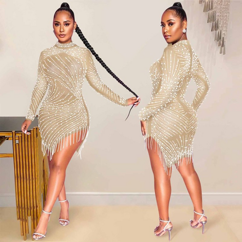 Levoire | robe de soirée courte avec une coupe ajustée en dentelle perlée à manches longues transparente