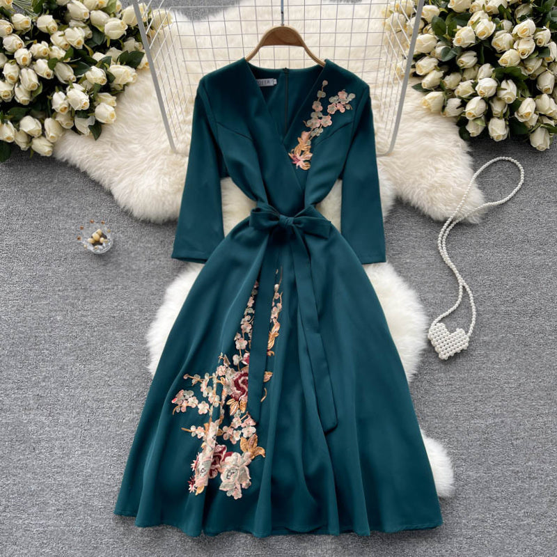 Levoire | Élégante robe brodée à col en V avec ceinture en taille Vert