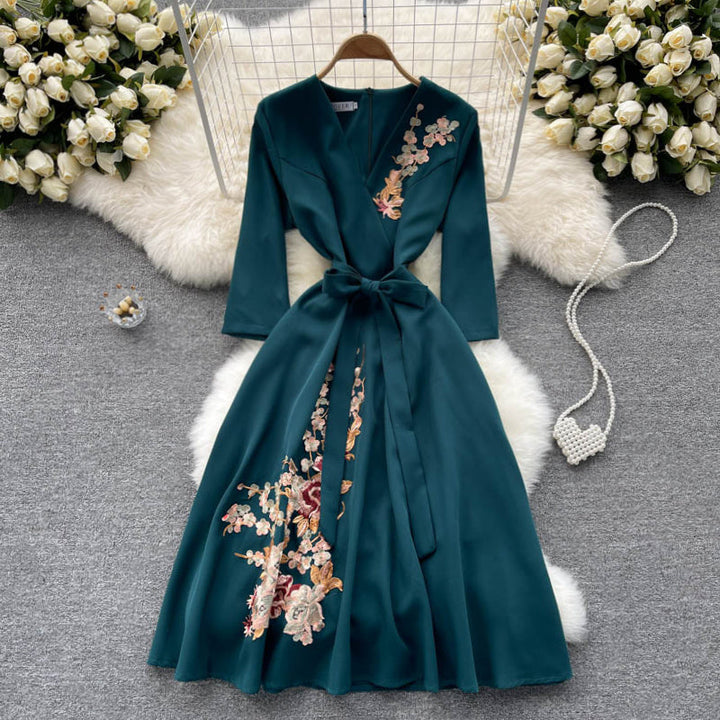 Levoire | Élégante robe brodée à col en V avec ceinture en taille Vert