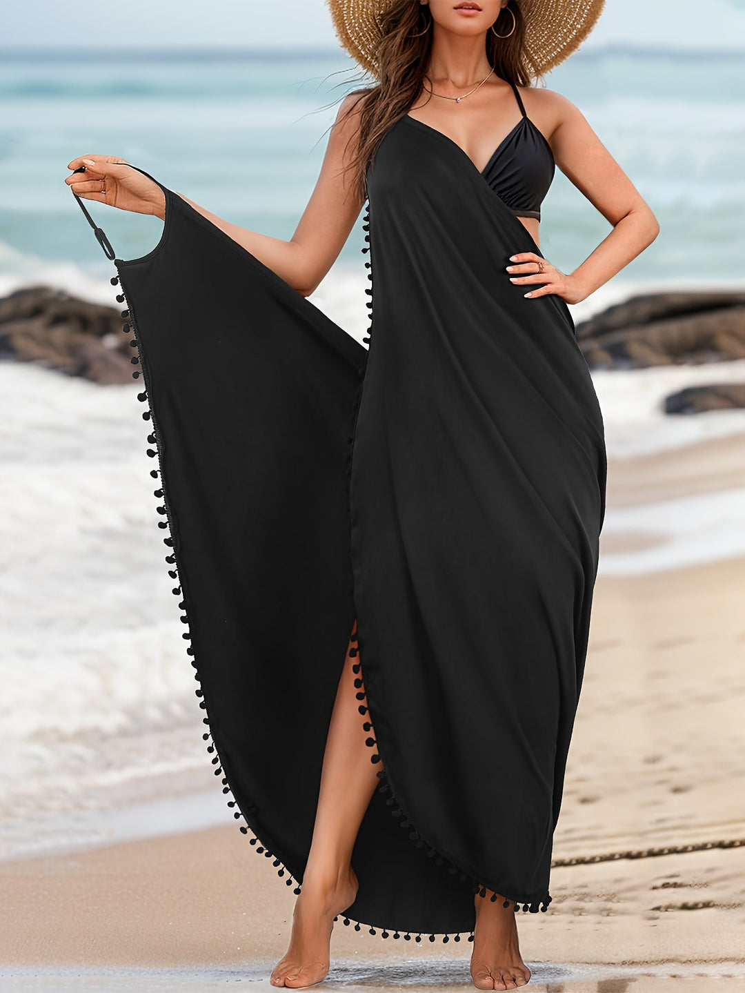 Levoire | Robe De Plage Maxi Unicolore Avec Des Décorations Pom Pom Et Décolleté En V Noir