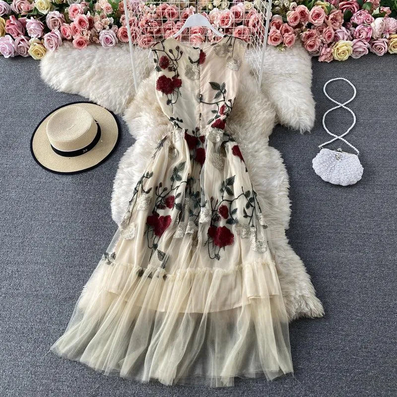 Levoire | Robe pour femme à encolure ronde avec motif floral brodé rose rétro