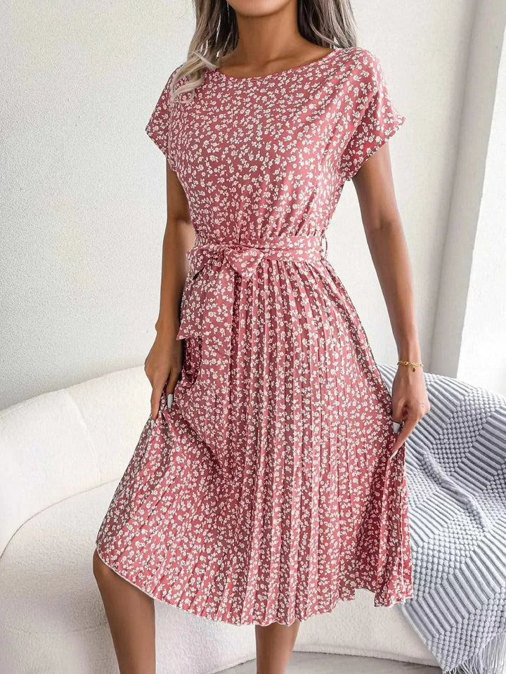 Levoire | Robe de soirée avec une large décoration florale et des manches courtes pour femmes
