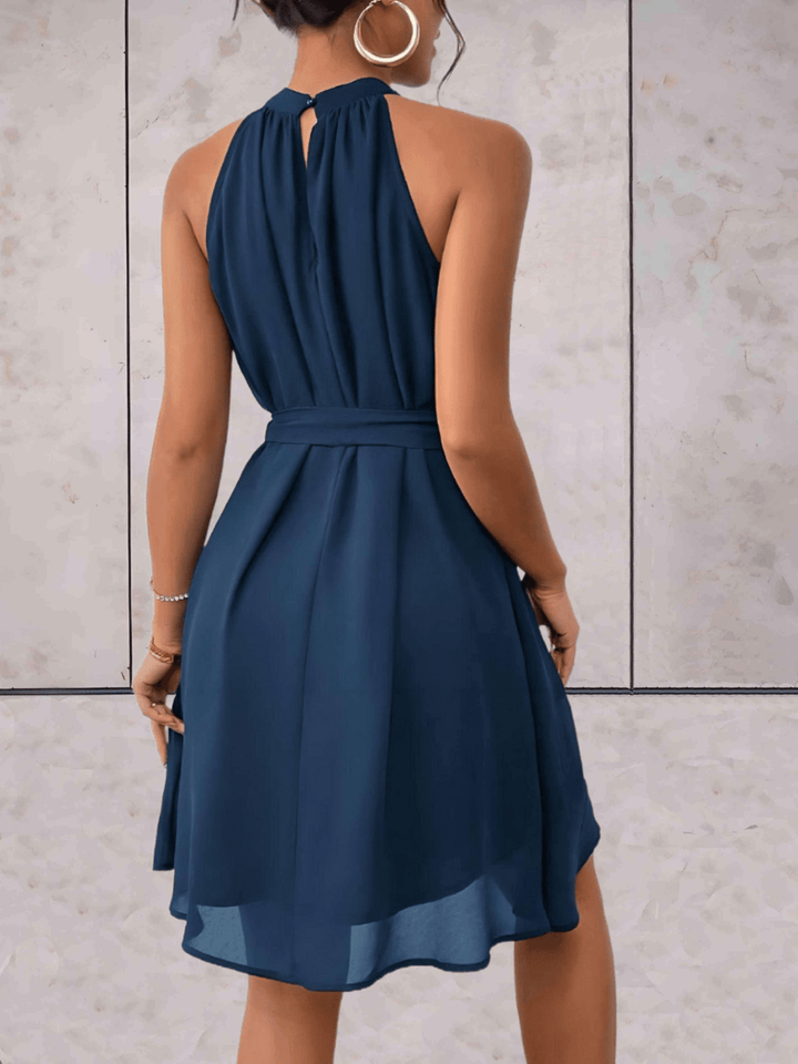 Levoire | Danes Mini Robe Robe sans manches unie avec col rond et ceinture à nouer