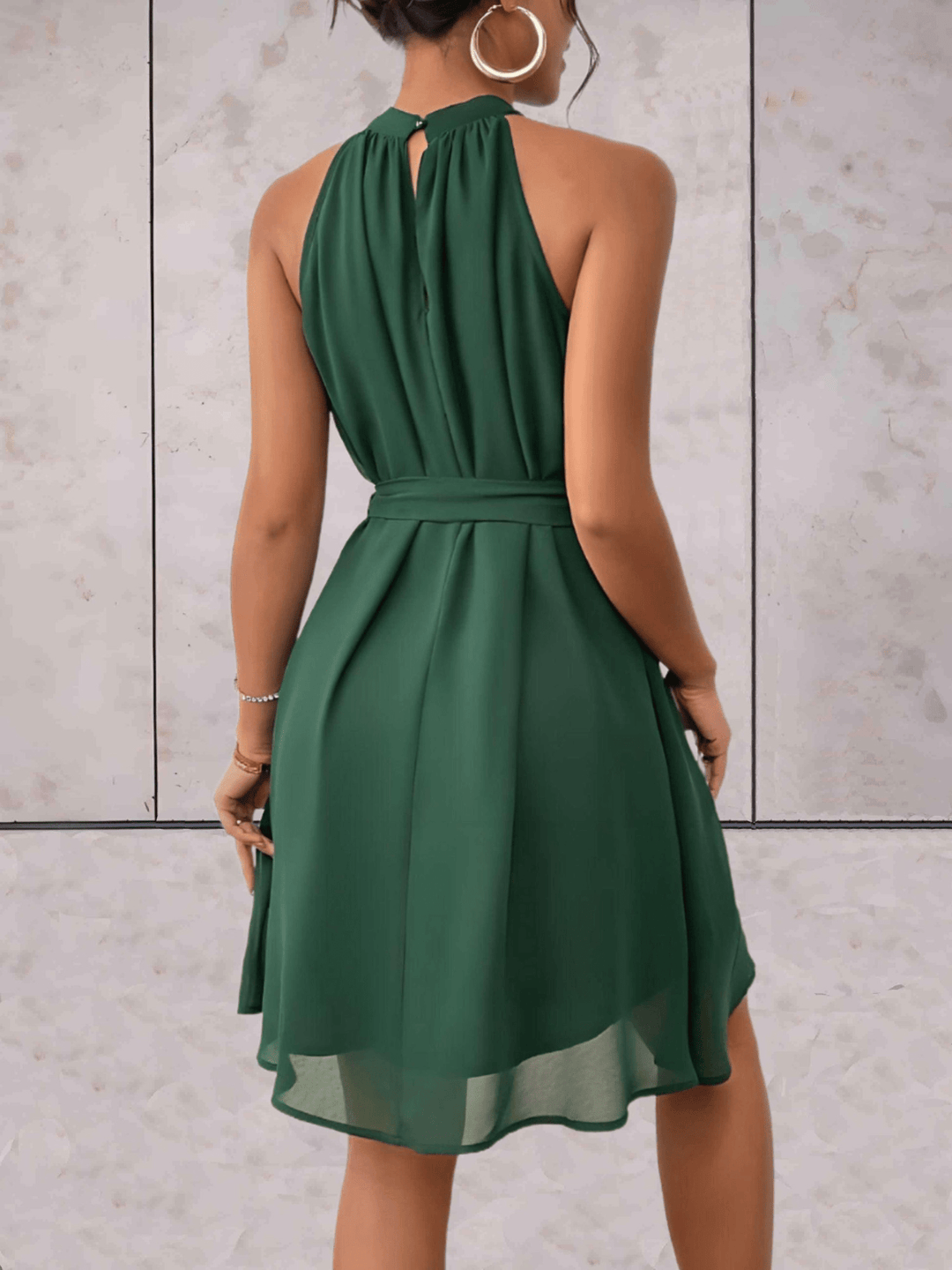 Levoire | Danes Mini Robe Robe sans manches unie avec col rond et ceinture à nouer