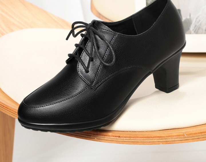 Levoire | Bottes En Dentelle Noires Pour Femmes Avec Des Talons Moyens Confortables