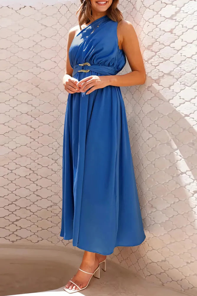 Levoire | Robes de soirée élégantes avec encolure inclinée et ornements d'accessoires métalliques solides