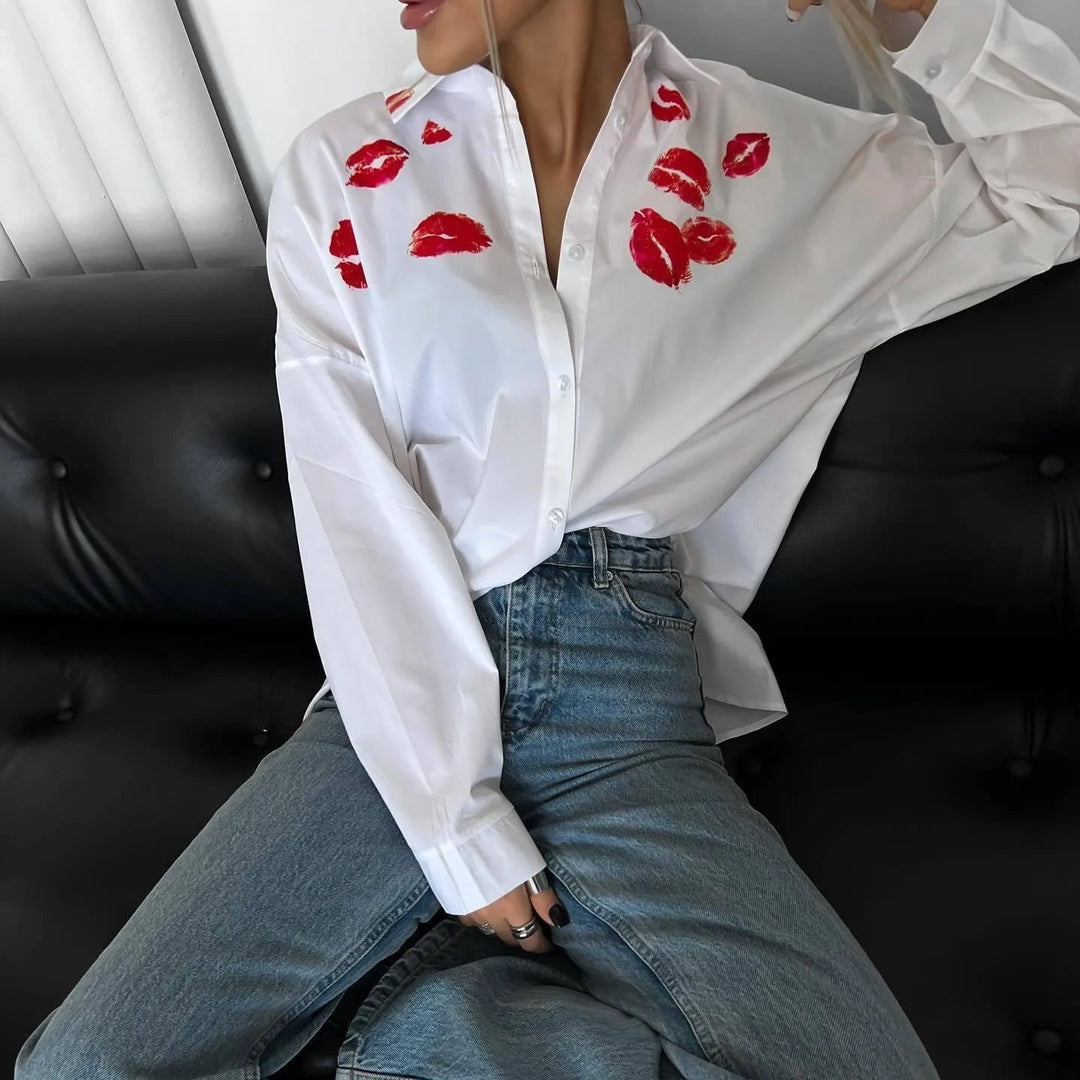 Levoire | Chemise blanche avec des lèvres rouges