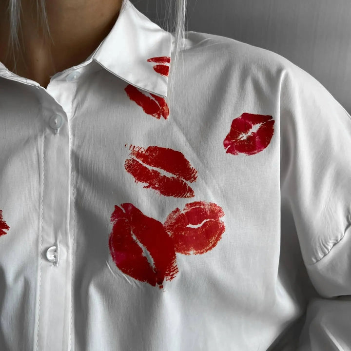Levoire | Chemise blanche avec des lèvres rouges