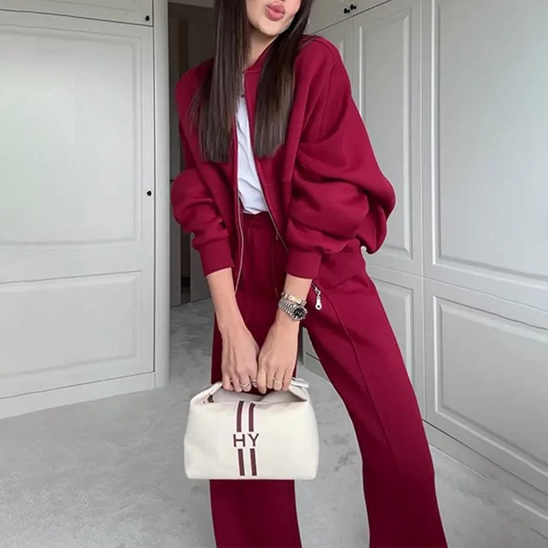 Levoire | Complété avec un pantalon décontracté et un pull zippé uni