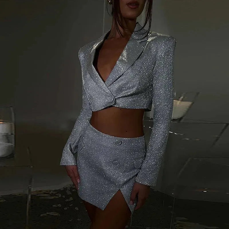 Levoire | Robe à deux pièces avec jupe supérieure ajustée et brillante, manches longues, décolleté en V et coupe sexy