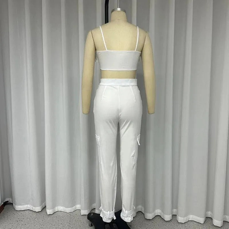 Levoire | Ensemble femme avec des pantalons taille haute, attachés aux chevilles, et un col carré uni