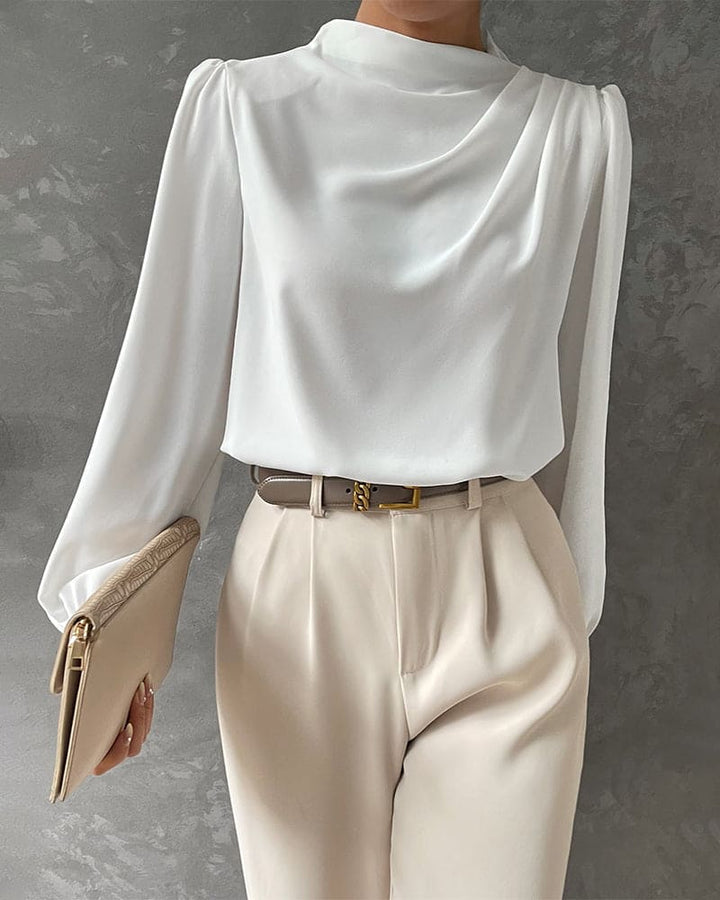 Levoire | Une Blouse Unie Avec Un Col Froncé Et Un Col Montant Blanc