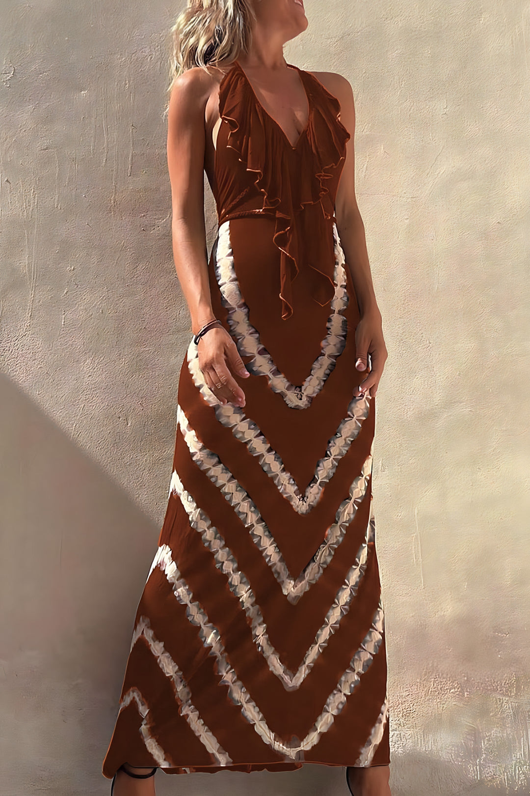 Levoire | Robe longue élégante avec col en V et dos ouvert Marron