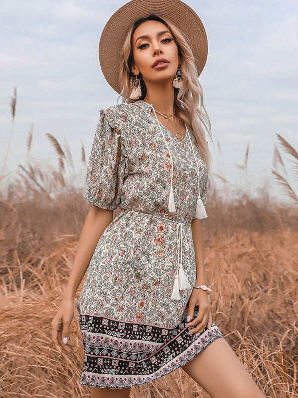 Levoire | Robe à fleurs ceinturée évasée à col en V ajustée Gris