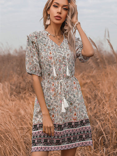Levoire | Robe à fleurs ceinturée évasée à col en V ajustée