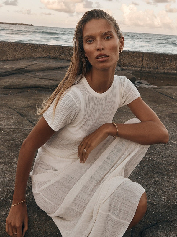 Levoire | Nouvelle robe tricotée ample à rayures avec encolure ronde et taille cintrée transparente féminine.