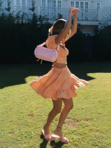 Levoire | Dame Top à rayures avec découpe dans le dos, ceinture + ensemble de jupes à volants